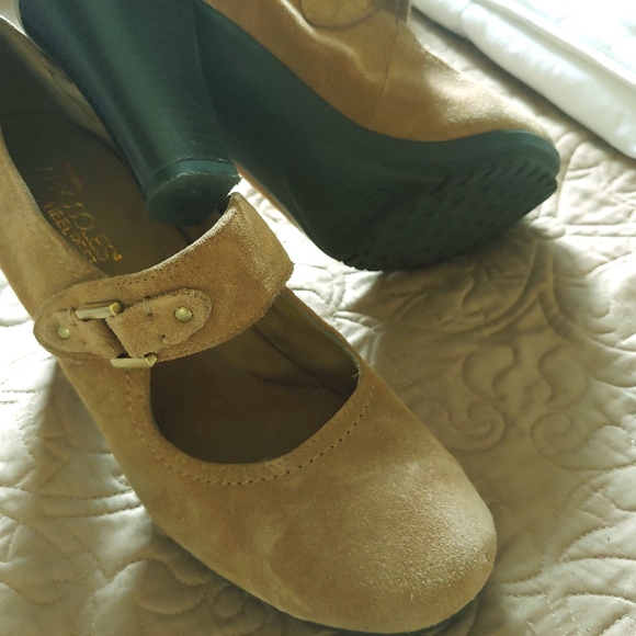 Aersoles Heel Rest Mary Jane Suede Pump - Picture 1 of 3
